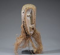 Afrique RDC - Ancien masque Lega / Warega Lukwakongo en bois sculpté et raphia, Congo RDC, 1ère moitié XXème.
