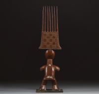 Afrique - Ghana - Peigne figuratif Ashanti en bois sculpté, milieu XXème.