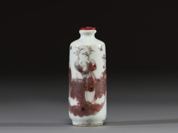 Chine - Tabatière en porcelaine rouge en fer sur fond blanc à décor de personnages, dynastie Qing.