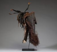 Afrique RDC - Masque tribal Ngbaka en bois sculpté raphia et plumes, 1ère moitié  XXème.