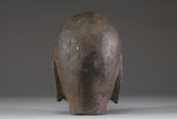 Tête de Bodhisattva Dizang (Kṣitigarbha) Impressionnante tête de bodhisattva sculptée, probablement Dizang en Chine (Jizō au Japon, Kṣitigarbha en sanskrit), représentée avec une grande douceur et une