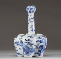 Chine – Vase en porcelaine à décor bleu et blanc de lions bouddhiques dans les nuages