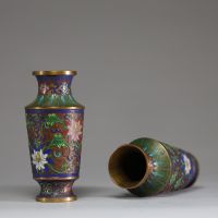 Chine - Paire de vases en émail cloisonné à décor floral.