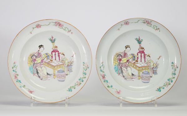 Paire d’assiettes en porcelaine de Chine famille rose à décor de femme jouant du pipa auprès d’un jeune prince, dynastie Qing, époque Yongzheng (1723–1735).