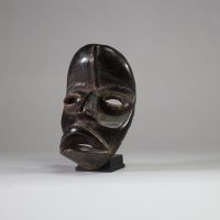 Masque Dan, Libéria, Côte d’Ivoire. Bois ancien, très belle patine sombre. Traces d’utilisation intérieure et usure dûe à l’âge. Bien représentatif du style. H : 24 cm. 1ère moitié XXème. Ex collection M. Sylla, Bruxelles