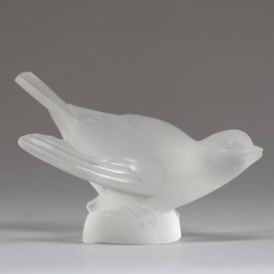 LALIQUE France - Oiseau presse-papier en verre moulé et sablé, signé sur la base.