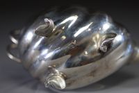 Paire de saucières en argent massif en forme de coquillage surmonté d'un serpent formant la anse, poinçons Prince évêque, Liège, 1744.