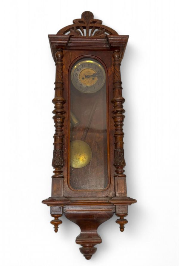 Horloge murale en bois sculpté et placage, fin XIXème début XXème.