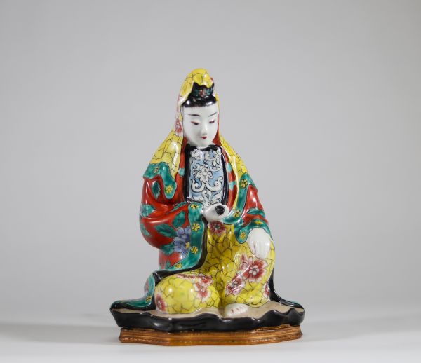 Veilleuse en porcelaine polychrome de Boulogne-sur-Mer représentant une figure féminine 