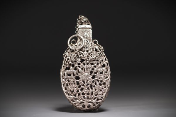 Chine - Flacon à encens en argent sculpté à décor de personnages et d'éléphants.
