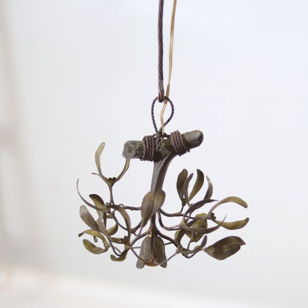 Lustre en bronze peint, figurant une branche de gui stylisée aux fines feuilles nervurées et enroulées autour de la structure centrale. Travail décoratif de qualité, typique des productions françaises des années 1920, rappelant les compositions florales d’Henri Fournet ou les ateliers de Nancy.