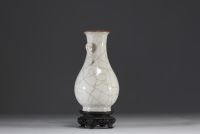 Chine - Vase en porcelaine monochrome blanche craquelée sur socle en bois, XIXème.