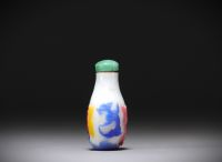 Chine - Tabatière en verre multicouche huit couleurs à décor de chimères.