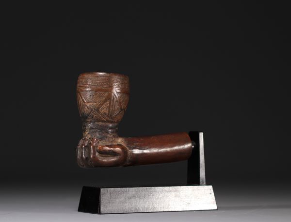 Pipe Kuba, fût supporté d'une main bois sculpté, patine brune - Provenance: Kellim Brown