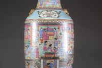 Chine rare vase en porcelaine de canton du xixe siècle, finement orné d’un décor de personnages et de scènes de palais, représentant probablement l'une des meilleures qualités de porcelaine de canton