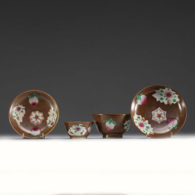 China - A pair of porcelain bowls and plates with floral and capuchin motifs, 18th century.