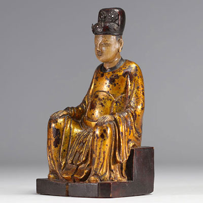 Sculpture d'un personnage traditionnel chinois en bois doré provenant de chine du XVIIIe siècle