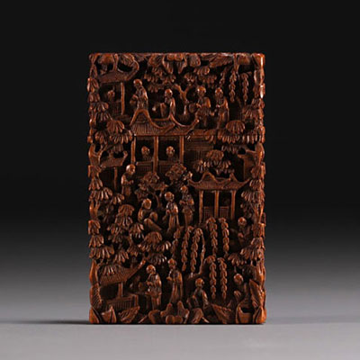 Chine - Boîte à cartes en bois sculpté de personnages, Canton, XIXe siècle.