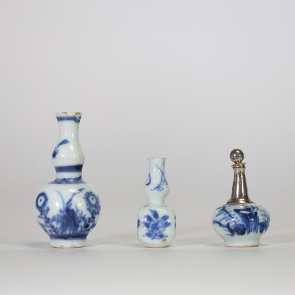 Chine, XVIIIe siècle, lot de trois miniatures en porcelaine bleu et blanc, à décor floral, dont un flacon muni d’un col en argent
