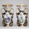 Paire de cornets de mariage en porcelaine de Bayeux à décor de paysannes, XIXème.