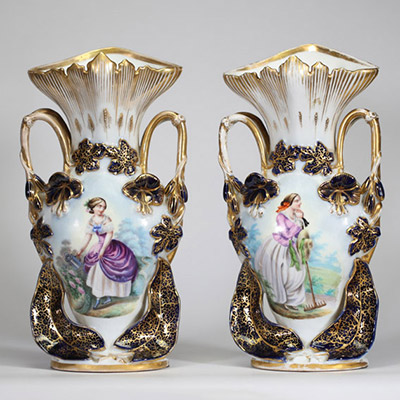 Paire de cornets de mariage en porcelaine de Bayeux à décor de paysannes, XIXème.