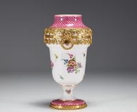 Sèvres - Ensemble de quatre vases et d'une coupe en porcelaine et monture en bronze doré, marque au bleu.