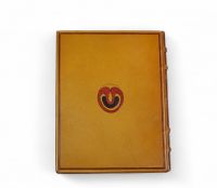 Marie Molitor (1868 – ?) Reliure Art nouveau pour La Cité ardente de Henry Carton de Wiart Vers 1905  Cuirs polychromes (jaune, rouge, rose, mauve clair et foncé) Cette reliure unique, réalisée en cuirs de quatre teintes contrastées, constitue un rare exemple d’application du langage de l’Art nouveau à l’art de la reliure. Son décor abstrait, composé d’arabesques souples et dynamiques, évoque avec