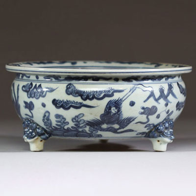 Chine - Brûle parfum en porcelaine blanc bleu à décor d'immortels, époque Ming.