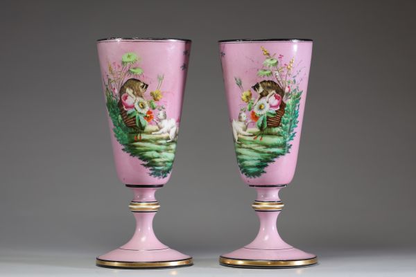 Paire de vases en porcelaine polychrome sur fond rose à décor de chats et de fleurs, XIXème.
