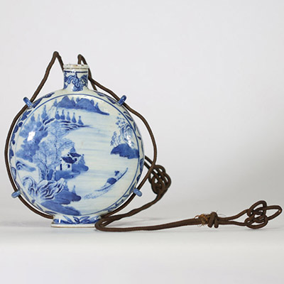 Chine, fin XIXe – Début XXe siècle. Gourde en porcelaine bleu et blanc à décor de paysage et de poème de Li Bai, marque Qianlong apocryphe.
