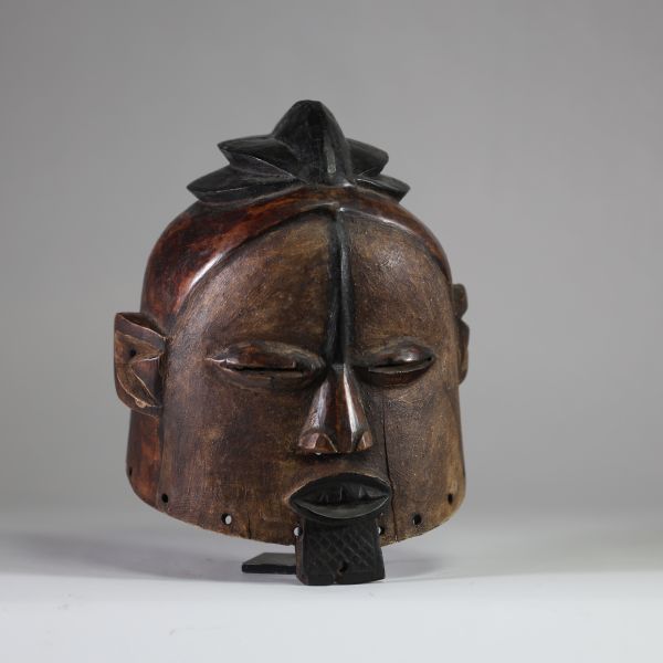 Très intéressant casque heaume de la région du Kwango. On peut y voir une interconnexion avec les différents styles de la région comme les Mbala, les zombo, les kwese. RD Congo. Bois, très belle patine. H : 30 cm . Collecté sur site par A.S., St Idesbald, début des années 1950