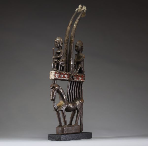 Afrique - Rare cimier Ci-wara Bamana représentant un équidé surmonté de deux personnages, Mali, bois sculpté et métal.