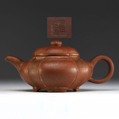 Chine - Théière en grès de Yixing, marque sous la pièce et dans le couvercle.