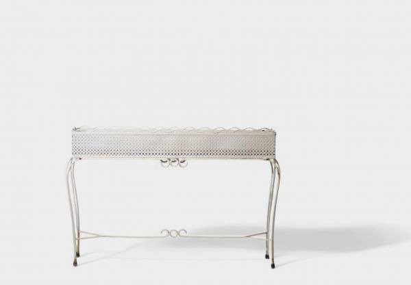Mathieu MATÉGOT (1910-2001) Jardinière en métal perforé laqué blanc.