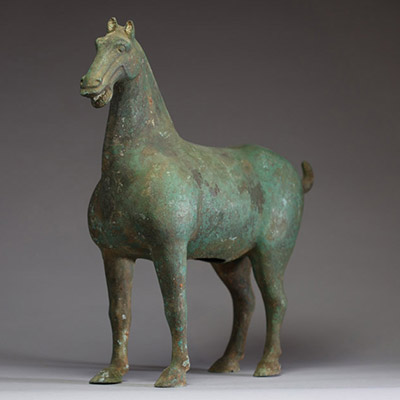 Chine - Sculpture animalière en bronze à patine verte figurant un cheval, dynastie Tang.