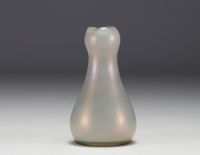 Petit vase Art Nouveau en verre multicouche dans le goût de Johan LOETZ, non signé.