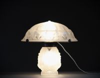 MULLER Frères Lunéville - Lampe de table Art Déco, pied et coupole en verre moulé pressé stylisé, double éclairage, signée Muller Frères Lunéville.