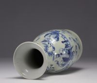 Vase en porcelaine bleu blanc sur fond céladon à décor de personnages et de chauve-souris, XIXe siècle.