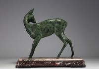 Grande sculpture d'une biche en régule à patine verte sur socle en marbre rose et noir, non signée.