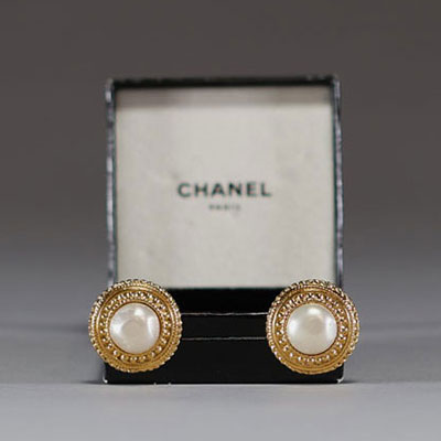 Chanel - Boucles d'oreilles clip en métal doré serties de demis 