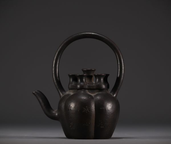 Chine -Théière en fonte, poème calligraphié en creux, marque Ming sous la pièce.