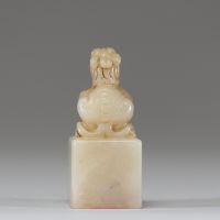 Chine — Sceau en jade blanc sculpté d’un lion bouddhique, inscription gravée et marque sur la base, dynastie Qing