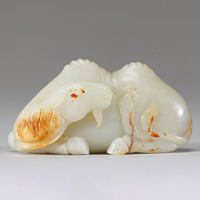 Chine – Sculpture en jade céladon et rousse d’un chameau couché, dynastie Qing, XVIIIᵉ-XIXᵉ siècle