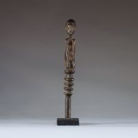 Afrique RDC - Sceptre Pende figuratif en bois sculpté, première moitié XXème.