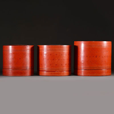 Birmanie - Ensemble de trois grandes boîtes à bétel en bois de bambou tressé et laqué à décor floral, XXème.