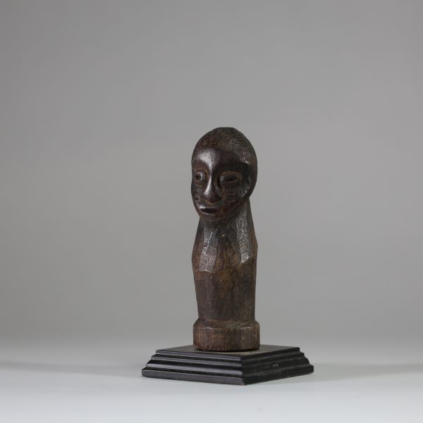 Figure anthropomorphe Lega, RD Congo, bois, patine ancienne. H : 17cm  Collecté sur site par A.S., St Idesbald, début des années 1950