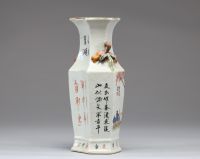 Chine - Vase en porcelaine polychrome Qianjiang cai à décor d'une courtisane et de poème, anses en forme de grenade, XIX-XXème.