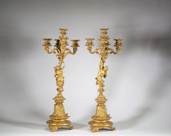 Très belle paire de candélabres à cinq feux en bronze doré et patiné à décor de faune et faunesse, XIXème.