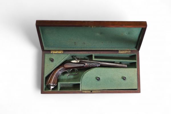 Pistolet de tir de type Flaubert, canon octogonal ciselé, crosse en noyer, XIXème, en coffret.