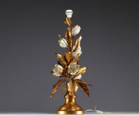 Grande lampe florale en métal doré, fleurs de couleur crème, Italie vers 1960.
